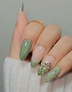 Midsummer Nail Ideas, Faerie Nail Art, Bridgerton Inspired Nails Ideas, Nail Green And Pink, Sage Green And Lilac Nails, Fairy Vibe Nails, Garden Theme Nails, Bridgerton Nails Design, Bridgerton Nail Art