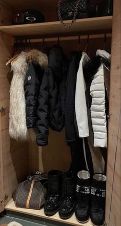 Snow Outfit Ideas, Cashmere Lounge Set, Mode Au Ski, Ski Trip Outfit, Snow Outfits, Apres Ski Style, Christmas Outfit Ideas