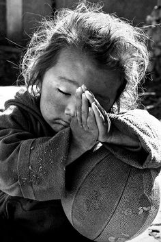 Children Praying, Art Portraits, Jolie Photo, People Of The World, 인물 사진, People Around The World, White Photography, Black And White Photography, Make Me Smile