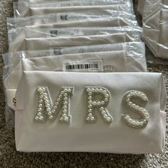 You Are Bidding On A Lot Of 16 Make Up Bags, Cosmetics Cases With The Word Misses On Them In Crystal And Pearl Letter Patches. These Bags Have Double Zippers In Gold And Are Super Roomy For All Of The Brides And Necessities. If You Are A Wedding Planner Or Somebody Who Works A Lot With Brides, Whether A Caterer Or A Florist Or A Bridal Salon Selling Wedding Dresses, This Is The Perfect Pick Up To Use As A Gift For Your Clients. Lots Of Perfect Opportunities To Give These To Brides To Be. - All I Wedding Zippered Pouch Bag, Bridesmaid Gift Zipper Pouch Bag, Bride Cosmetic Bag, Gift-ready Clutch Cosmetic Bag With Zipper, Bride Makeup Bag, Cheap Personalized Rectangular Cosmetic Bag, Monogram Cosmetic Bag, Make Up Bags, Makeup Purse