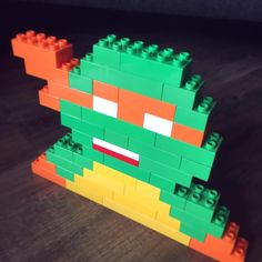 an image of a lego toy that is made to look like a frog