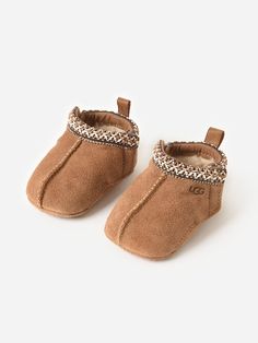 DESCRIPTION:This baby bootie is crafted from luxe suede and is lined in cozy UGGplush™ for signature softness while a grippy rubber sole helps with their first steps.FEATURES:Round ToeUGGbraid™ CollarBack Pull TabHook & Loop ClosureSuede Upper10mm UGGplush™ Lining & InsoleOutsole: Molded RubberHeight: 3.75 in. Baby Uggs Outfit, Baby Boy Uggs, Boy Uggs, Toddler Uggs, Baby Bootie, Baby Uggs, Uggs Outfit, Future Family, Saint Bernard