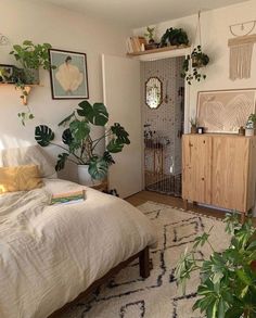 White boho bedroom with natural decor and green house plants Creative Bedroom, Apartment Decor Inspiration, Room Makeover Inspiration, Decor Minimalist