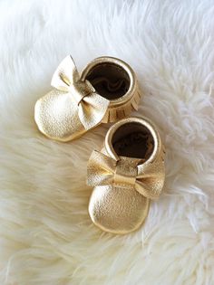 Baby mocs with a golden touch. Socks Photography, Baby Moccs, Baby Mode, Baby Moccasins, Baby Diy, Leather Moccasins, Everything Baby