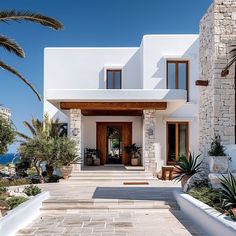 Modern Spanish Beach House, Luxurious House Exterior, Mallorca Houses, Luxury Villa Exterior, Mediterranean Architecture Modern, Mediteran House, Greece Houses, Beach Front House, Mediterranean Homes Exterior