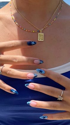 Nail Designs School, Cute Nails Navy Blue, First Day Nails, Nails Inspo Navy Blue, Senior Year Nails, Nails Europe Summer, Navy Blue Nail Inspo Acrylic, Fun Nail Ideas Creative, Streetwear Nails Designs