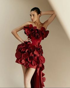 Drapping Dress Ideas, Event Look, Red Flower Dress, Frocks And Gowns, Floral Applique Dress, Train Dress, Dress Train, Bright Dress, Short Dress Styles