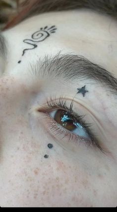 Eyeliner Drawings On Face, Eyeliner Art Creative, Cute Light Makeup, Third Eye Makeup, Hippie Makeup Looks, Spiral Makeup, Makeup Hippie