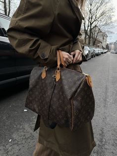 Handbag Inspiration, Chicago Trip, Louis Vuitton Travel Bags, Louis Vuitton Travel, What In My Bag, Travel Organizer, Fashion Wishlist, High Life