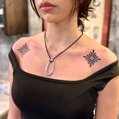 symmetrical ornamental tattoo Vintage Neck Tattoo, Ukrainian Word Tattoo, Ring Tattoo Cover Up, Symmetrical Tattoo Chest, Traditional Clavicle Tattoo, Ren Faire Tattoo, Women Chest Tattoo Traditional, Trad Tattoos Women, Symmetrical Tattoo Placement