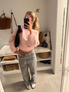 Shirt And Pullover Outfit Women, Outfit Inspirations Colorful, Pink Long Sleeve Shirt Outfit, Grey And Pink Outfit, Outfit Rosa, Chica Chola, Latina Outfits, Look Legging