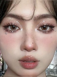 White Winter Makeup, Y2k Galaxy, Xiaohongshu Makeup, Winter Make Up, Makeup Y2k, Korean Photoshoot, Concert Makeup, Princess Makeup, Christmas Makeup Look