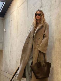 Casual Dress Coat Outfit, Brown Chanel Bag Outfit, Thanksgiving Fashion 2023, Khaki Sneakers Outfit, Fall 2024 Trends Fashion, England Fall Outfits, Gucci Moodboard, Tan Blazer Outfits, Classic Fall Fashion