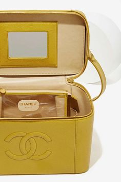 Chanel Vanity Case, Chanel Vanity, Chanel Cosmetics, Vanity Case, Chanel Caviar, Vintage Purses, Chanel Vintage, Bag Trends