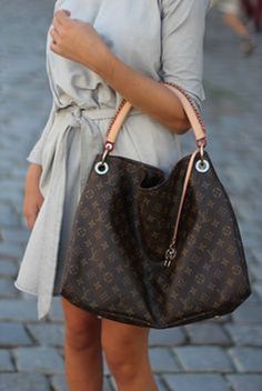 Louis Vuitton Handbags #Louis #Vuitton #Handbags Τσάντες Louis Vuitton, Sac Louis Vuitton, Louis Vuitton Artsy, Fall Handbags, Lv Bags, Cooler Look, Lv Handbags, Prada Handbags, Henri Bendel