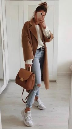 Cozy Spring Outfits, Popular Spring Outfits, Brown Long Sleeve Dress, Look Retro, Coat Outfits, Mode Inspo, Casual Fall Outfits