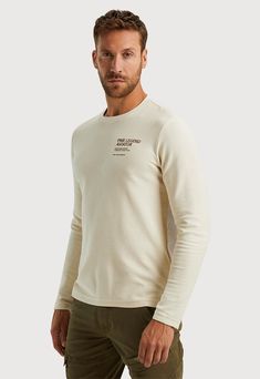 Dit is de PTS2409567 Structured Pique Longsleeve van het merk PME Legend. Deze longsleeve heeft een ronde hals en een regular pasvorm. Dit item is afgewerkt met PME Legend details. Van, Long Sleeve, White