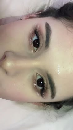 No Eyelid Space Makeup, Subtle Euphoria Makeup, Glitter Gel Makeup Looks, 4 Dots Eye Makeup, Pretty Light Makeup, 2014 Tumblr Aesthetic Makeup, I’m Cold Makeup Look Aesthetic, Doe Eye Makeup Look, Dough Eyes Makeup