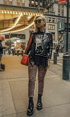 Fall Fashion Inspo 2022, Rock Chic Outfits Winter, Rocker Girl Outfits Rock Style, Rock Gig Outfit, Rock Style Fashion Women, Rock Fashion Style Women, Rock Chick Outfits, Rocker Chic Style Glam Rock, Metal Show Outfit