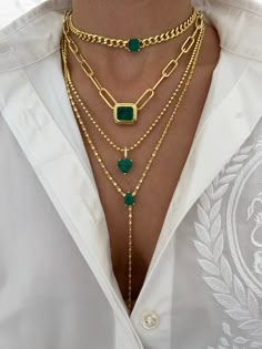 New in! We are so in love with this sexy & chic emerald lariat necklace Featuring lab made emeralds set on a silver gold plated chain measuring 16-18 inches in the length around the neck Emerald And Gold Necklace, Beaded Layered Necklace, Chunky Necklace Outfit, Necklace Layering Ideas, Long Necklace Outfit, Accessories Layering, Gold Emerald Necklace, Layered Gold Jewelry, Delicate Layered Necklace