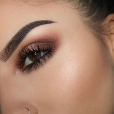 The 50 Prettiest Eye Shadow Ideas to Copy ASAP – SheKnows Eyeliner Over 50, Silver Smoky Eye, Eyeliner Images, Raw Sienna, Grey Eyeshadow, Silver Eyeshadow