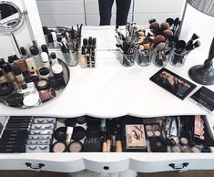 ☞ fσℓℓσω му тυмвℓя @lukeismylove96 Ughh I want this so bad Collection Organization, Makeup Meme, Artist Desk, Ideas For Makeup, Makeup Station, Make Up Inspiration