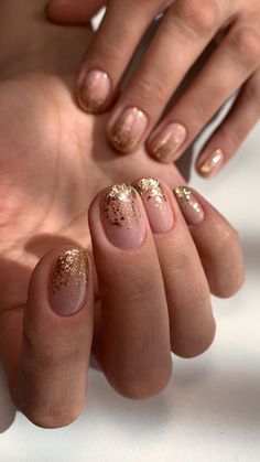 New Years Nail Designs, Golden Nails, Round Nails, Sparkly Nails, New Year's Nails, Neutral Nails, Dipped Nails, Chic Nails, Gold Nails