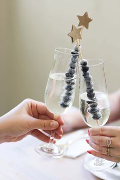 Christmas Party Bubbly with Festive Blueberry Stirrers | Zana Ideas Decoracion Navidad, Fest Temaer, Nye Party, Christmas Brunch, Jello Shots, Christmas Inspo, New Years Eve Decorations, Snacks Für Party, Christmas Cocktails