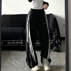 Tomboy Outfits Sweatpants, Grunge Outfits Black, Dream Pants, Y2k Party Outfit, Preppy Punk, Y2k Summer Outfits, Sporty Looks, 2 Piece Skirt Set, Outfits Y2k