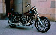 a black motorcycle parked in front of a building