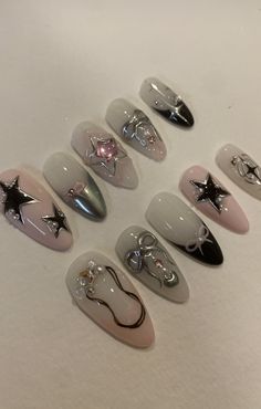 Futuristic Nail Designs, Christmas Nails Y2k, Chrome Bow Nails, Japan Nails Design Tokyo, Y2k Christmas Nails, Cannon Event, Nail Designs Y2k, Cybercore Nails, Y2k Nails Pink