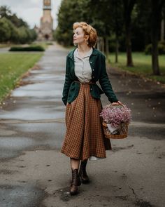 Brown Check Plaid Skirt, Vintage Inspired Midi Skirt, DESIGN FEATURES ☆ * Full-circle skirt * Side seam pockets * Stretch waist bend * Hidden back zip * Below the knee length * White interior lining on the bottom hem If you are looking for a delicately casual quality statement piece that can be easily dressed up or down, then the Classic Linen Skirt is sure to become your wardrobe's favorite. Classic Son de Flor linen skirt comes in a well recognized A-line shape with a stretchy waist. Our skirt Full Circle Skirt Outfit, 30s Inspired Outfits, Plus Size Edwardian Fashion, Brown Vintage Tiered Skirt, Vintage Brown Tiered Skirt, Vintage Long Skirt For Fall, Vintage Midi Skirt Outfit, Vintage Gathered Skirt For Fall, Vintage Tiered Skirt For Fall