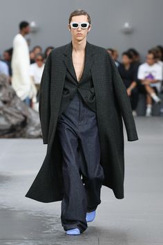 Loewe Menswear, Loewe Men, 2024 Menswear, Runway Magazine, Oxford Blue, Menswear Fashion, Menswear Collection, Mens Spring, Fashion Show Collection