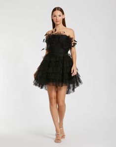 Este vestido, confeccionado en un delicado tul, presenta detalles de plumas que le aportan un toque de movimiento. El diseño sin tirantes realza tu silueta, mientras que la silueta ajustada y acampanada crea una forma favorecedora. Perfecto para eventos formales u ocasiones especiales, este vestido sin duda dejará una impresión duradera.



 Mac Duggal

 Tejido de tul (100% poliéster)

 Totalmente forrado en todo el cuerpo.

 Escote sin tirantes




 Sin mangas

 Detalle de bustier de plumas Destination Wedding Guest Dress, Fall Formal Dresses, Summer Bridesmaid Dresses, Fall Wedding Guest Dress, Bride Groom Dress, Strapless Neckline, Evening Dresses Cocktail, Full Length Dress, Fall Wedding Dresses