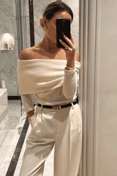 What Colors Go With Beige Clothes: One Color Scheme! Off The Shoulder Top Outfit, Shoulder Tops Outfit, Look Office, Corporate Outfits, Mode Inspo, Looks Chic, 가을 패션, Professional Outfits, White Outfits