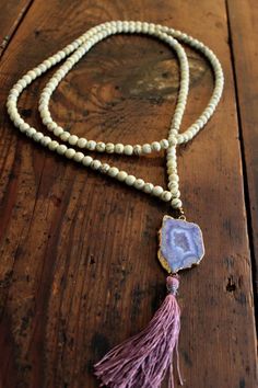 White beaded necklace with purple/blue stone and purple tassel Collar Hippie, Lavender Stone, White Shells, White Beaded Necklace, The Bling Ring, White Beaded Necklaces, Crystal Geode, Mala Necklace, White Beads