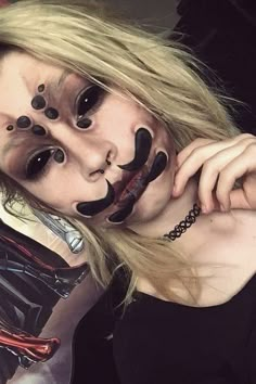 10 Teenagers So Good At Makeup, It'll Make You Say 'Welp, I'm Worthless' Scary Spider Makeup, Super Scary Halloween Makeup, Alien Halloween Makeup, Goth Makeup Ideas, Spider Makeup, Creative Halloween Makeup, Halloweenský Makeup, Monster Makeup