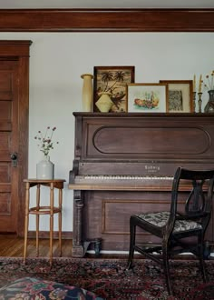 an old piano sits in the corner of a room