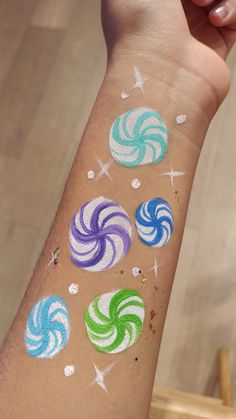 face painting caramelos Candyland Face Paint, Candy Face Makeup, Candy Face Painting, Candy Face Paint, Christmas Face Painting Easy, Christmas Face Paint Ideas, Winter Facepainting, Face Paint Christmas, Candyland Makeup