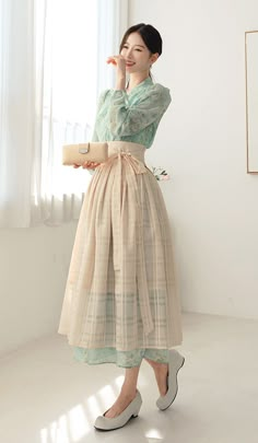 Asia Womens Fashion, Traditional Hanbok Woman, Japan Clothes Style, Modern Hanbok Outfit, Daily Clothes For Women, Kebaya Hanbok, Hanbok Dress Modern, Cool Dresses Casual, Modernized Hanbok