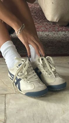 #summerjewlery #summersneakers #eurosummer #coolgirl Nyc Outfits, Silver Jewlery, Daily Outfit Inspiration, Summer Sneakers, Shoe Inspiration, Girly Shoes