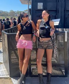 #festivaloutfit #bloomers #byebambi #fashion Parklife Outfit, Hard Summer Outfit, Hard Summer Festival Outfit, Dresses For Festivals, Coachella Outfit Ideas, Outfits Coachella, Coachella Fits, Cochella Outfits