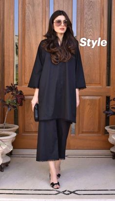 Pakistani Dress Design Ideas Casual, Pakistani Dresses Casual Black, Plain Pakistani Kurti, Shalwar Kameez Design For Girl, Casual Shalwar Kameez Designs For Women, Black Shalwar Kameez For Girl, Black Coord Outfit, Style Kurti In Winter, Simple Black Dress Casual Pakistani