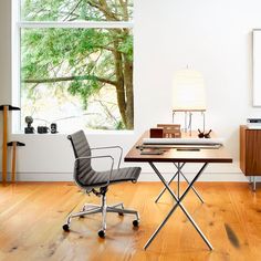 Although introduced in 1958, the Eames Aluminum Group Management Chair still makes a statement in modern interiors. Its aluminum frame creates a sleek silhouette and a lightweight design. The ergonomic seat back forms the shape of your body, while the suspension system creates a comfortable sitting pocket. Black prone leather adds to the polished aluminum to present a classic yet elevated look, and a five-star base with swivel casters easily glides across any floor surface. The chair is finished Workspace Organization, Modern Desk Chair, Industrial Design Portfolio, Herman Miller Eames, Office Chair Design, Contemporary Chairs, Modern Home Office, Home Office Chairs