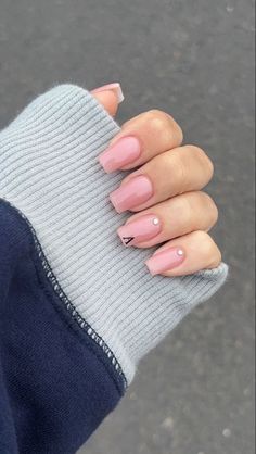 Nails Acrylic Casual, Initial Gel Nails, Acrylic Nails For Boyfriend, Nails With Small Initial, Cute Initial Nail Ideas, L On Nails, Nails With An A, Pretty Square Acrylic Nails, A On Nails