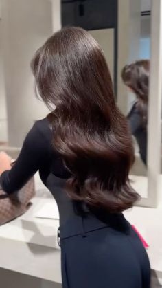 Healthy Hair Aesthetic, 2024 Hair Trends For Women, Healthy And Wealthy, Healthy Black Hair, 2024 Hair Trends, Warm Brown Hair, Effortless Hair, Easy Hairstyles For School