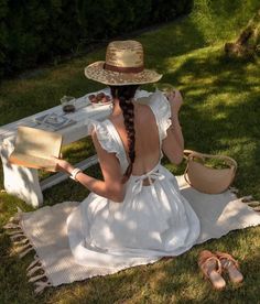 Girl In Field, Cottage Core Dresses, European Girl, Gala Gown, Cottage Core Aesthetic, Garden Girls, + Core + Aesthetic, Cute Poses For Pictures, Cute Poses