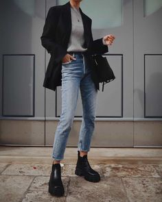 Black Chelsea Boots Outfit, Chelsea Boot Outfits Women, Chelsea Boot Outfit, Combat Boot Outfits, Casual Chique Stijl, Chelsea Boots Outfit, Winter Mode Outfits, Black Boots Outfit, Look Adidas