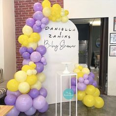 balloons are arranged in the shape of a arch for an entrance to a baby shower