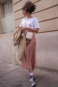 Slip Skirt Outfit, Pink Skirt Outfits, Silk Skirt Outfit, Skirts With Sneakers, Estilo Real, Slip Skirts, Looks Black, Slip Skirt, Skirt Outfit